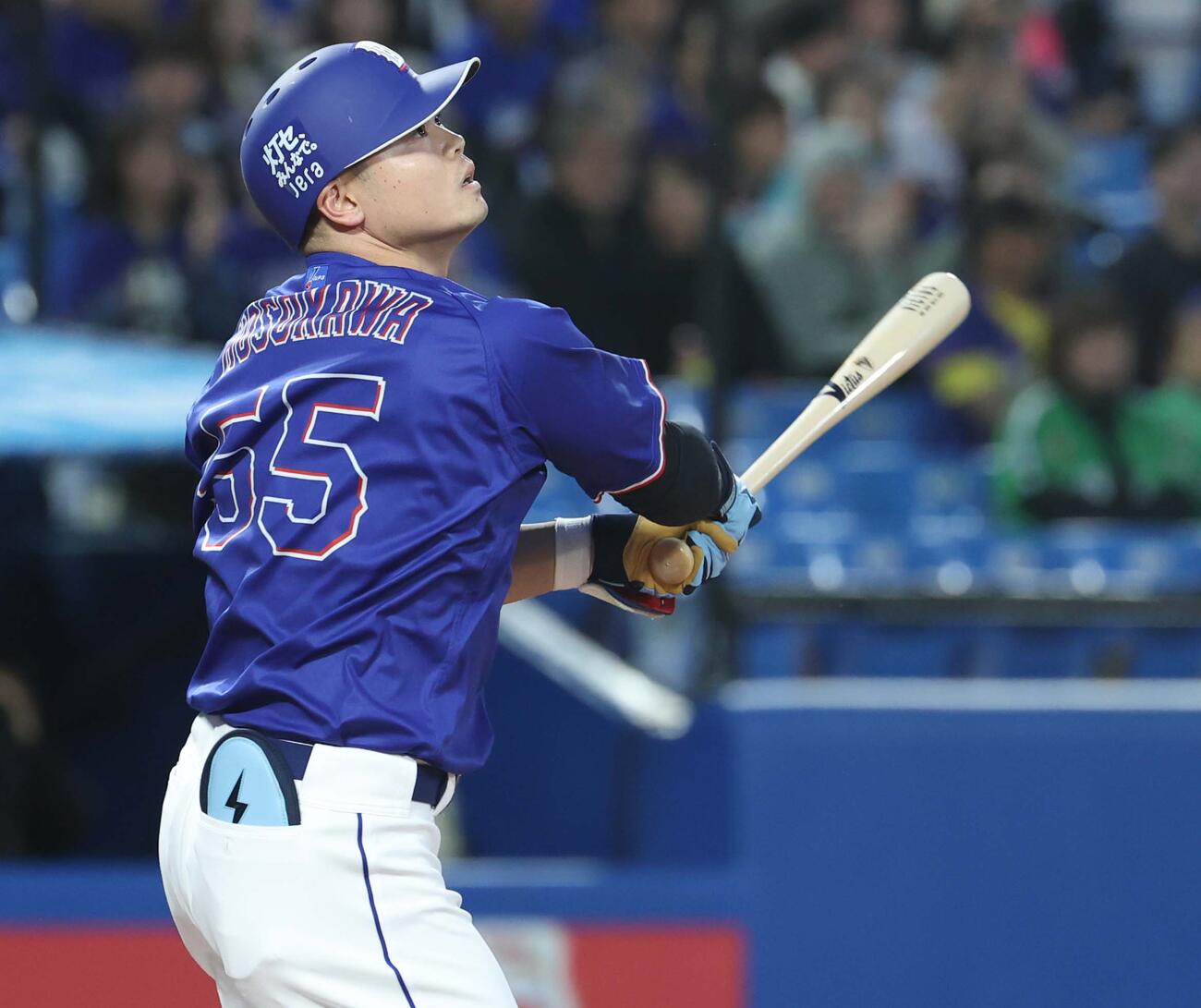 ヤクルト対中日　1回表中日1死一、二塁、適時打を放つ細川（撮影・黒川智章）