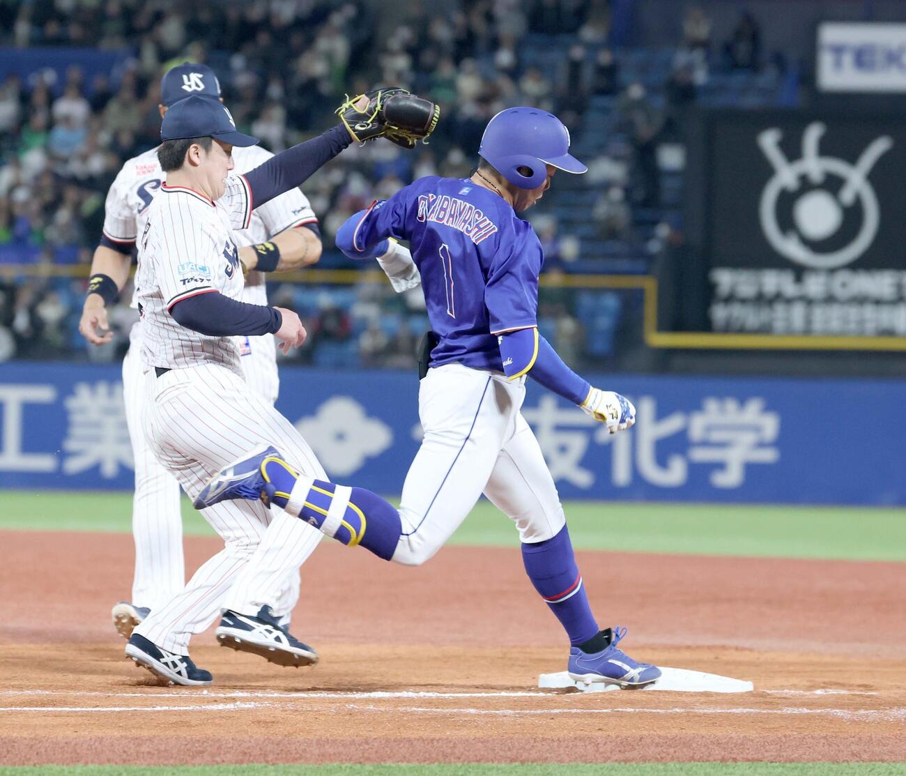 ヤクルト対中日　5回表中日無死、一前の内野安打を放つ岡林（撮影・黒川智章）