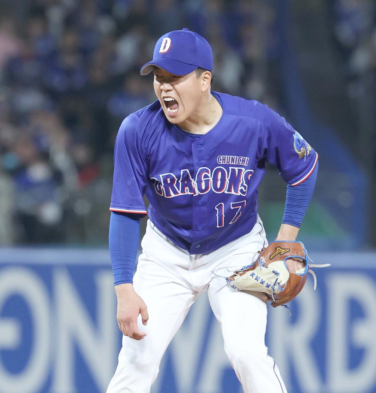 ヤクルト対中日　9回裏ヤクルト1死、サンタナを三振にとり叫ぶ柳（撮影・黒川智章）