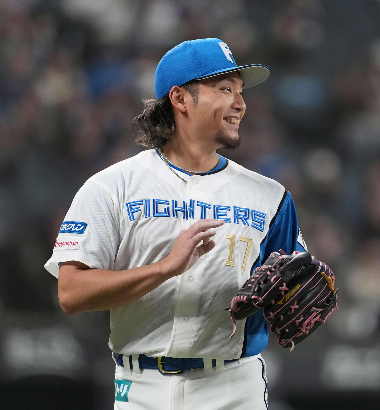 日本ハム対オリックス　4回表を終え笑顔でナインを出迎える伊藤（撮影・井上学）
