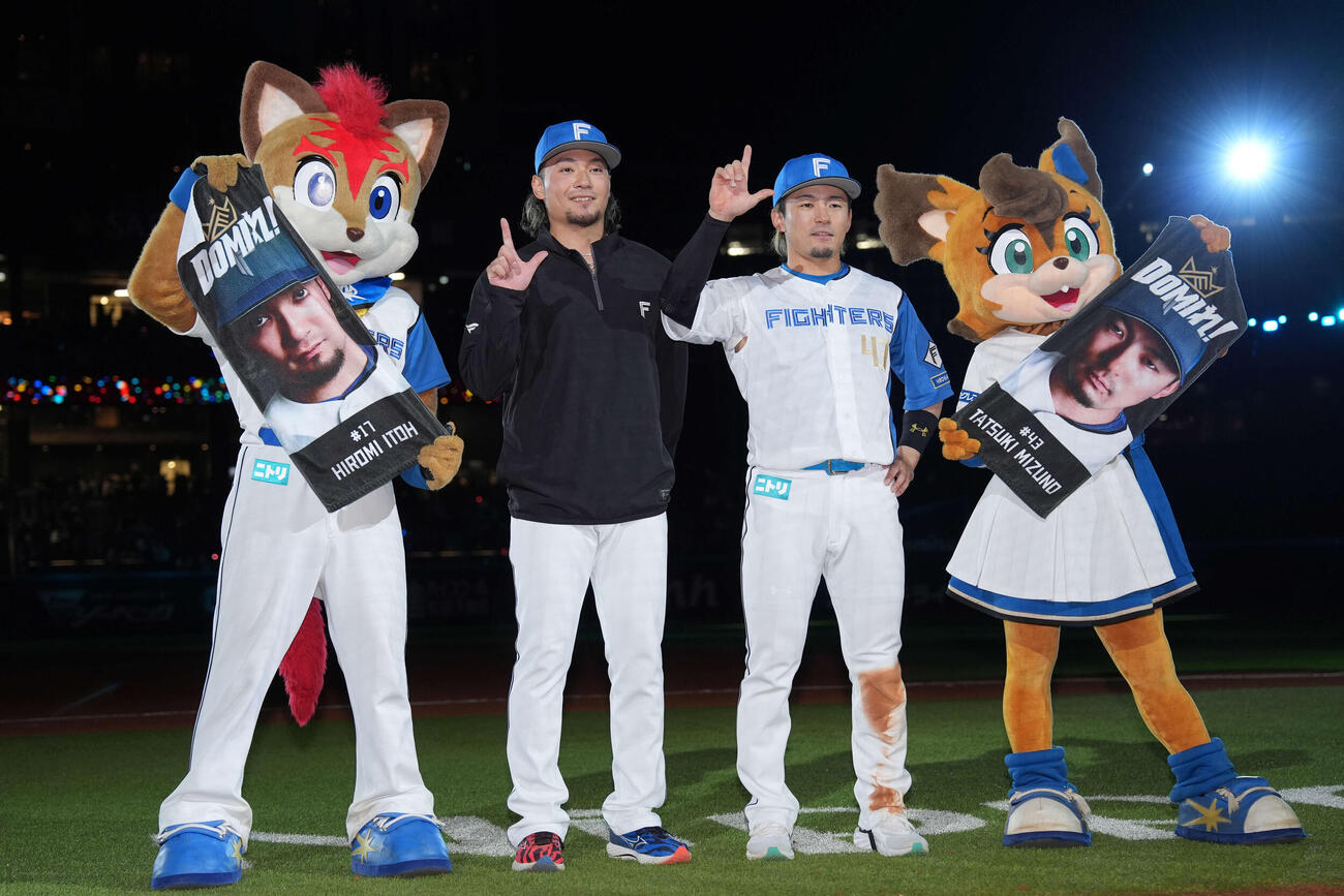 日本ハム対オリックス　ポーズを決める伊藤（左）と水野（撮影・井上学）