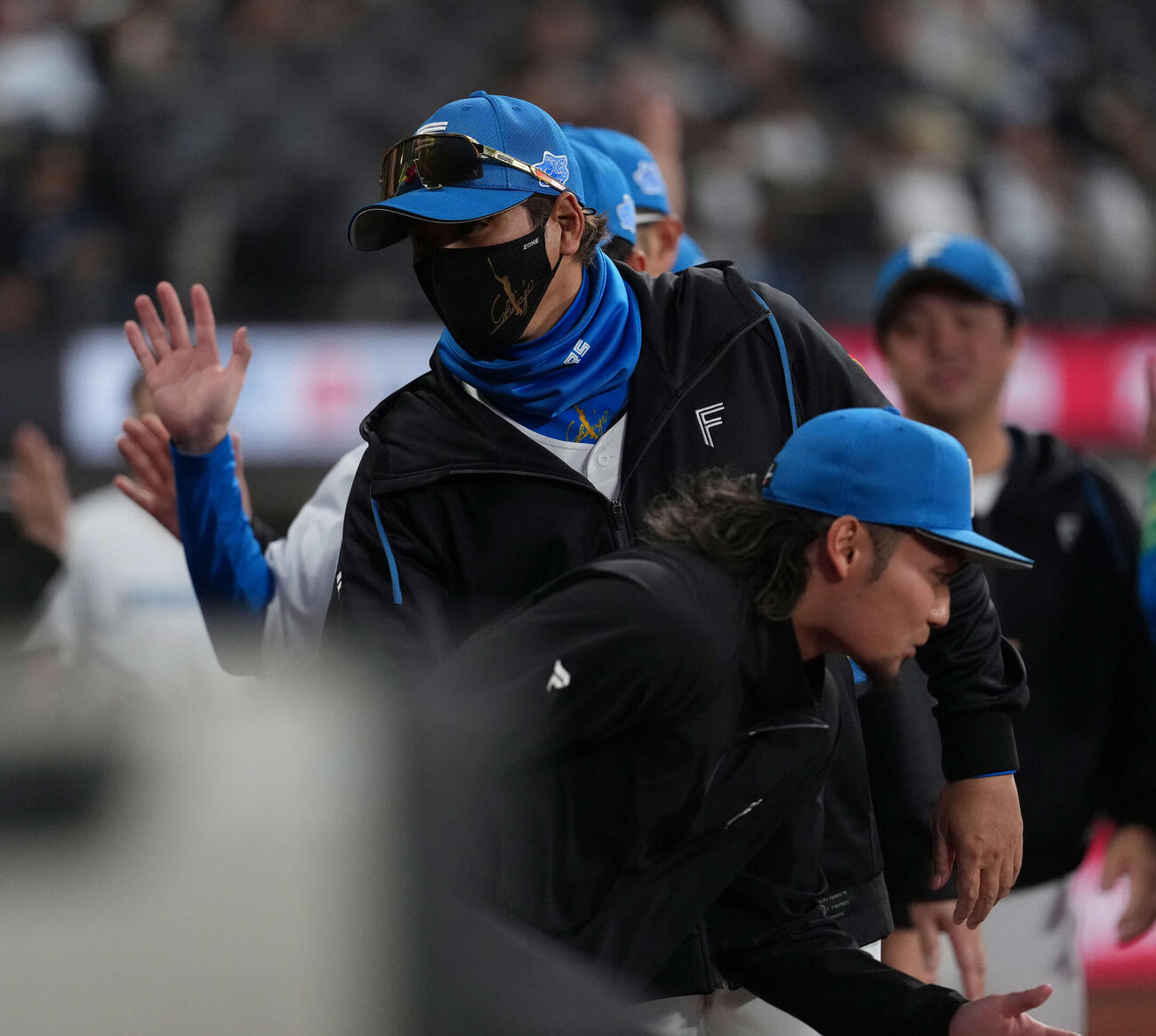 日本ハム対オリックス　オリックスに勝利し、ハイタッチをかわす日本ハム新庄監督。手前は伊藤（撮影・井上学）