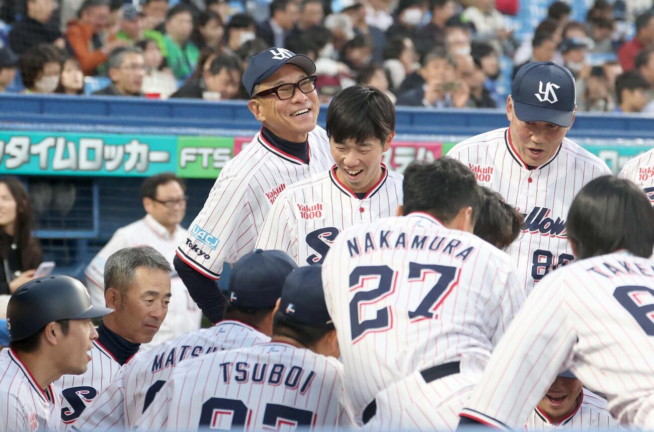 ヤクルト対中日　試合前の円陣で笑顔の池山監督（撮影・黒川智章）