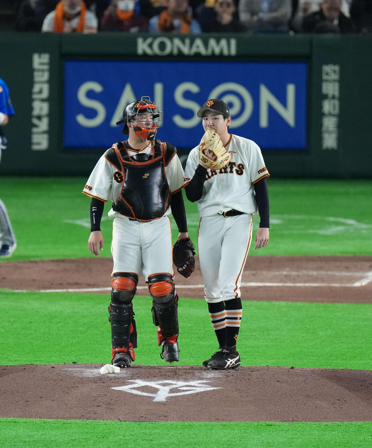 巨人対DeNA 3回表DeNA2死一、二塁、走者を抱え話をする岸田（左）と竹丸（撮影・増田悦実）