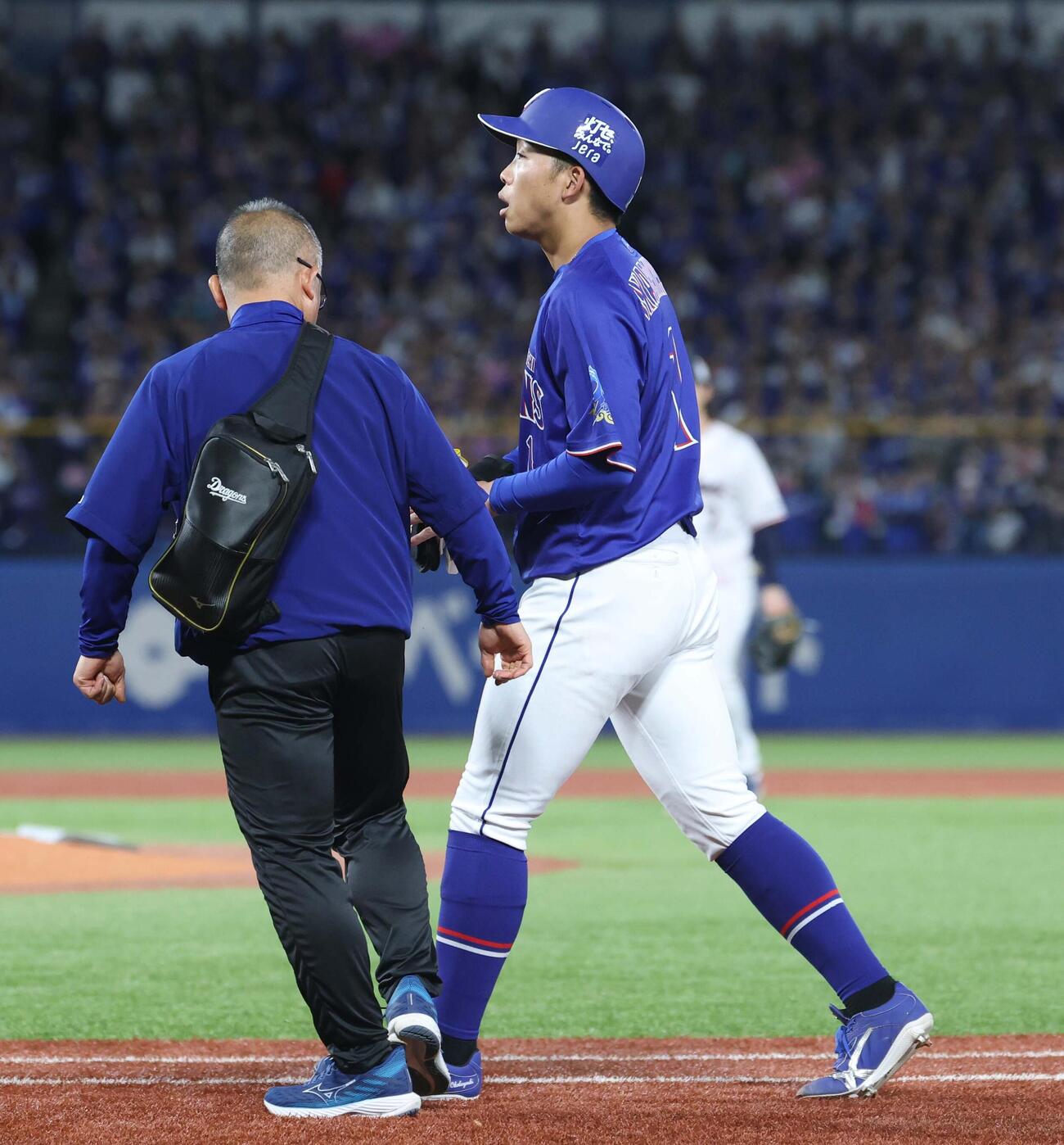 ヤクルト対中日　5回表中日無死、内野安打を放った岡林は負傷し引き揚げる（2026年4月3日）