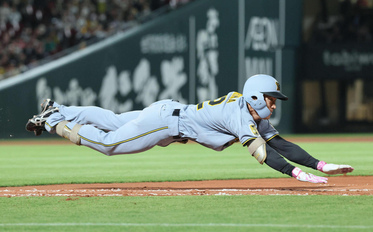 広島対阪神　8回表阪神1死一塁、福島は内野ゴロもヘッドスライディングで一塁へ（撮影・加藤孝規）