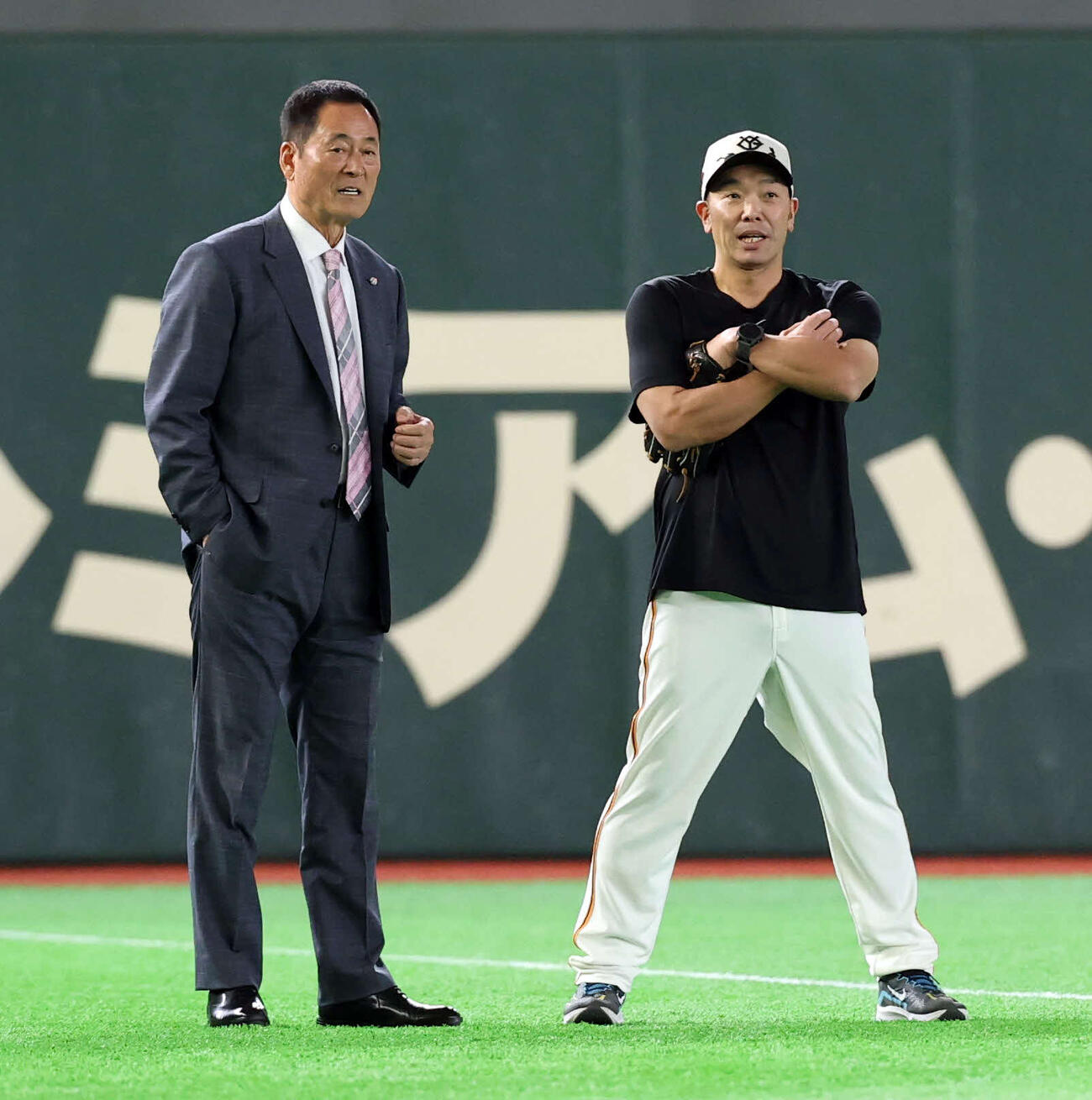 巨人対DeNA　談笑する巨人阿部監督（右）と中畑清氏（撮影・浅見桂子）