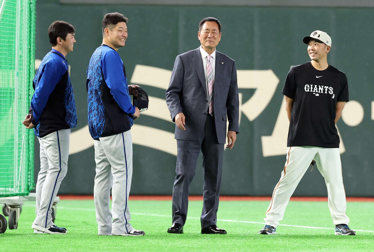 巨人対DeNA　巨人阿部監督（右）、中畑清氏（右から2人目）はDeNA山崎（左）、筒香と話し込む（撮影・浅見桂子）