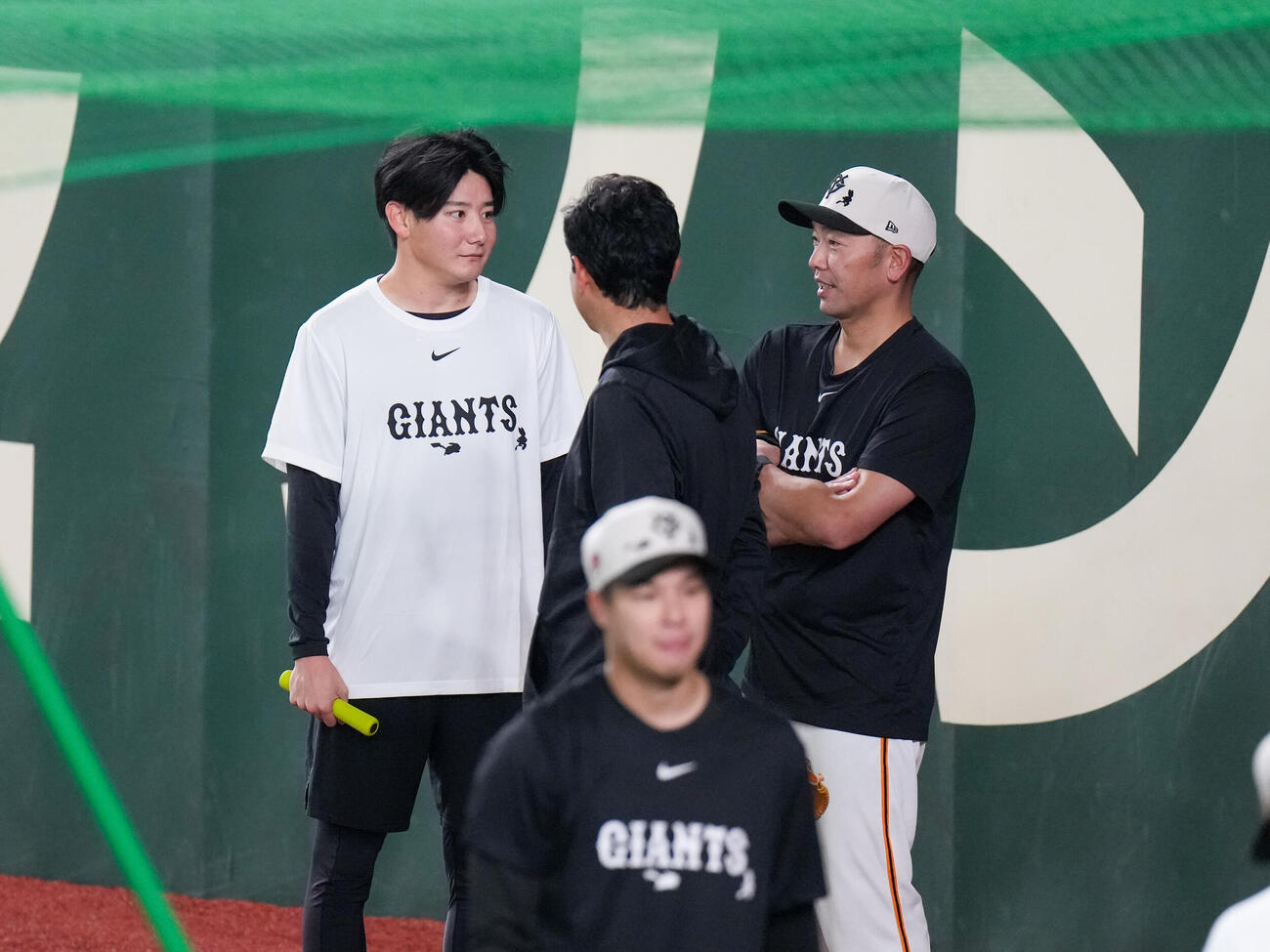 昨日先発で登板した竹丸（左）と話をする巨人阿部監督（撮影・増田悦実）