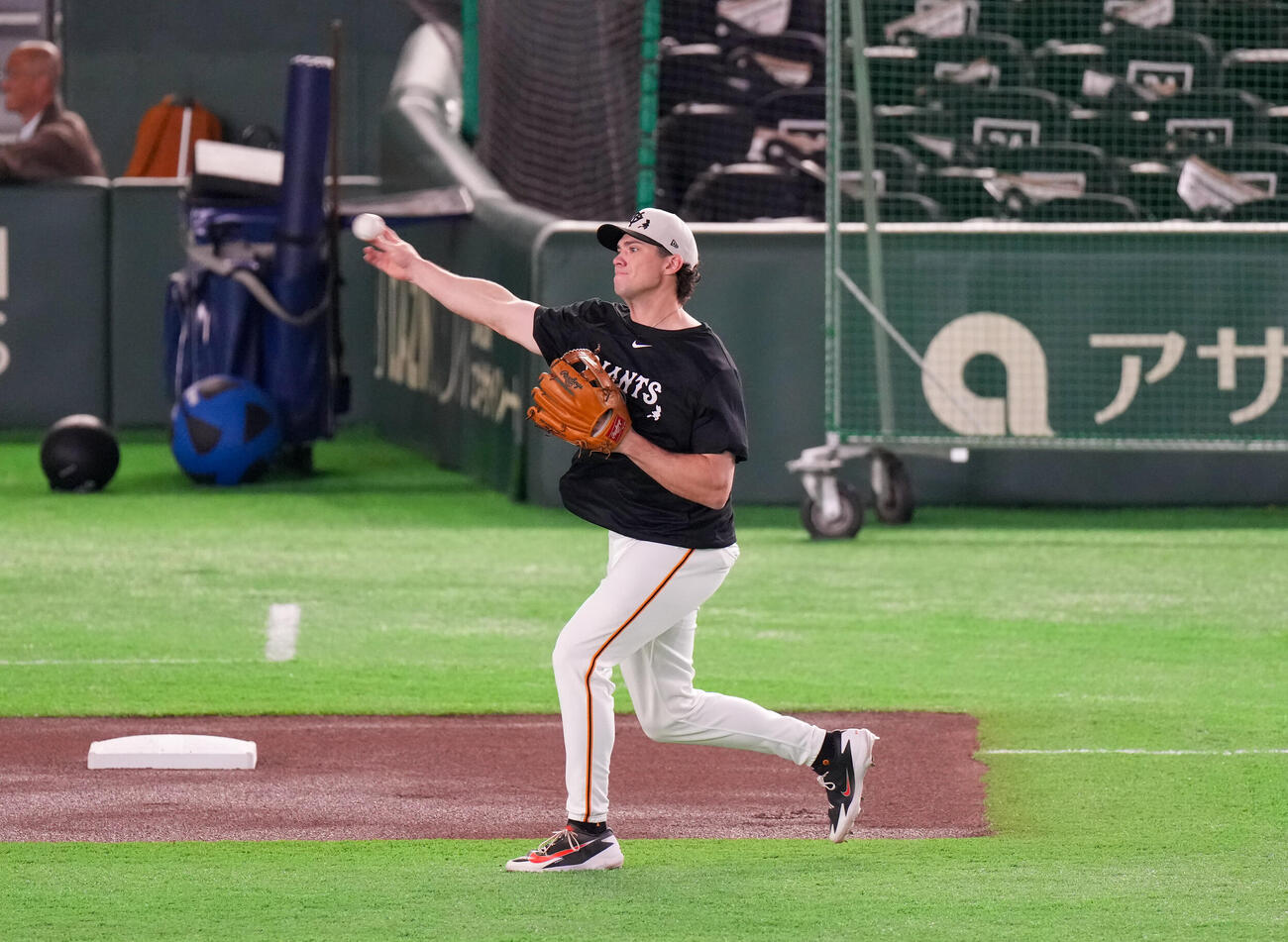 3塁でノックを受ける巨人ダルベック（撮影・増田悦実）