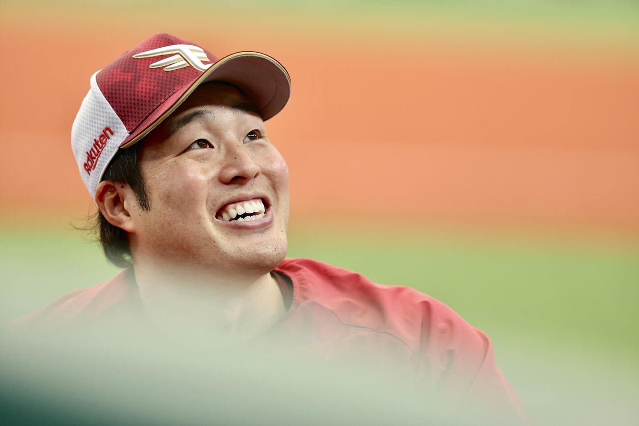 3日の試合前、笑顔を見せる楽天滝中（撮影・河田真司）