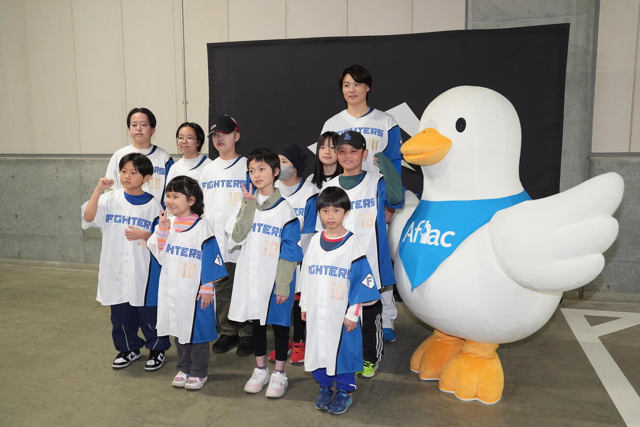 日本ハム対オリックス　記念撮影する日本ハム山崎（撮影・井上学）