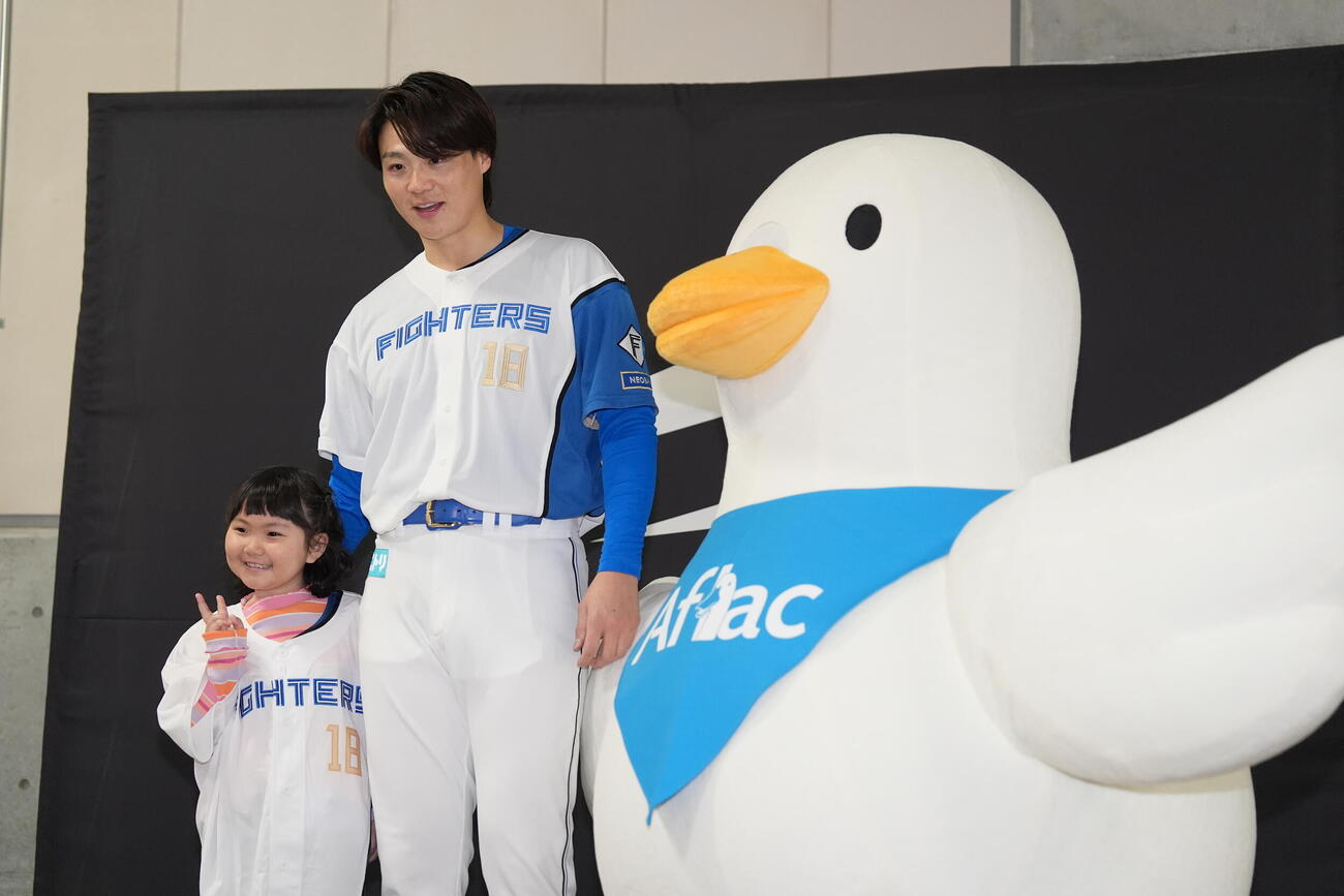 日本ハム対オリックス　記念撮影する日本ハム山崎（撮影・井上学）