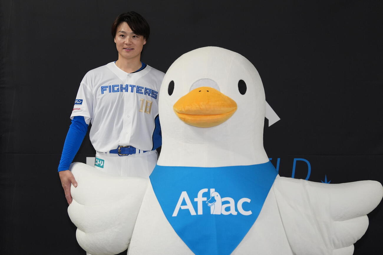 日本ハム対オリックス　記念撮影する日本ハム山崎（撮影・井上学）