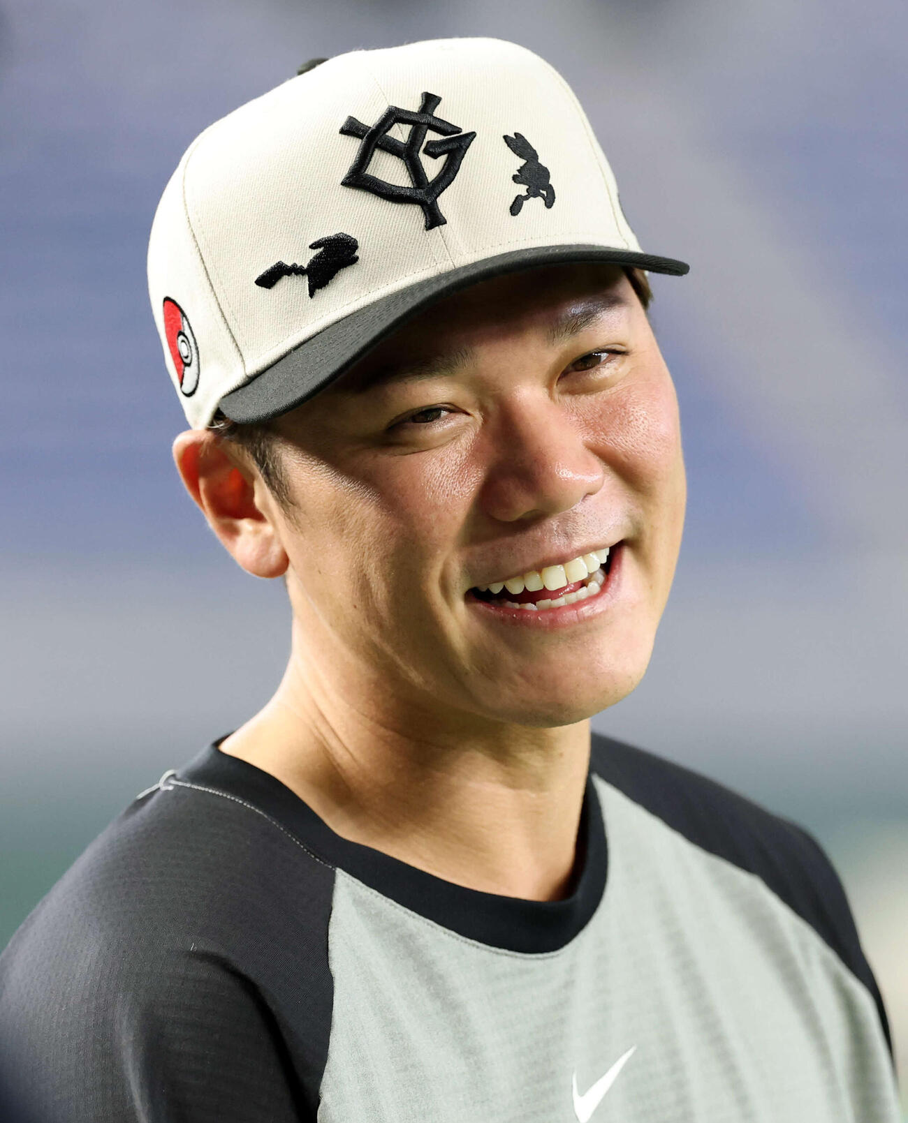巨人対DeNA　ポケモンコラボキャップをかぶり笑顔の巨人坂本勇（撮影・浅見桂子）