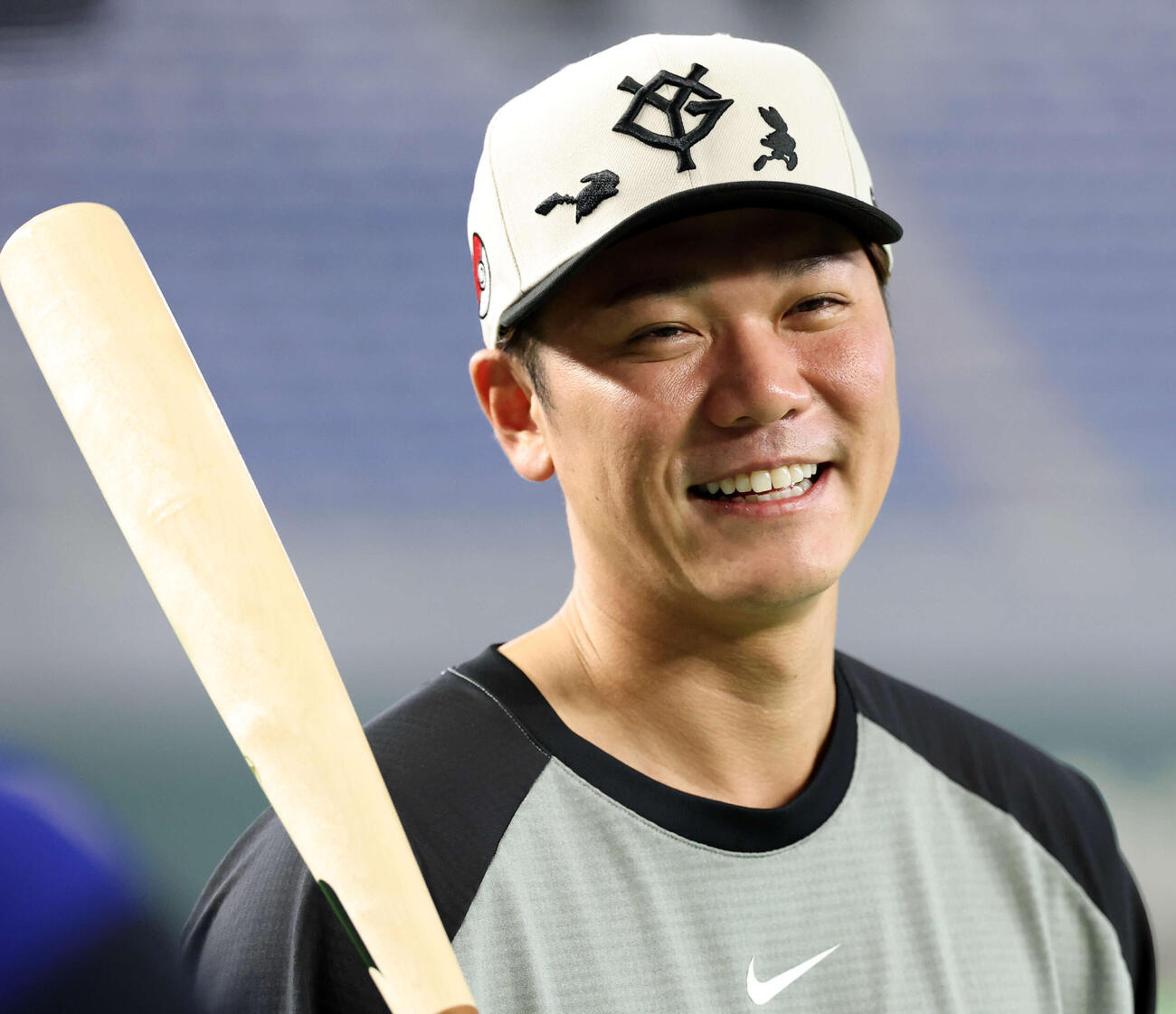 巨人対DeNA　ポケモンコラボキャップをかぶり笑顔の巨人坂本勇（撮影・浅見桂子）