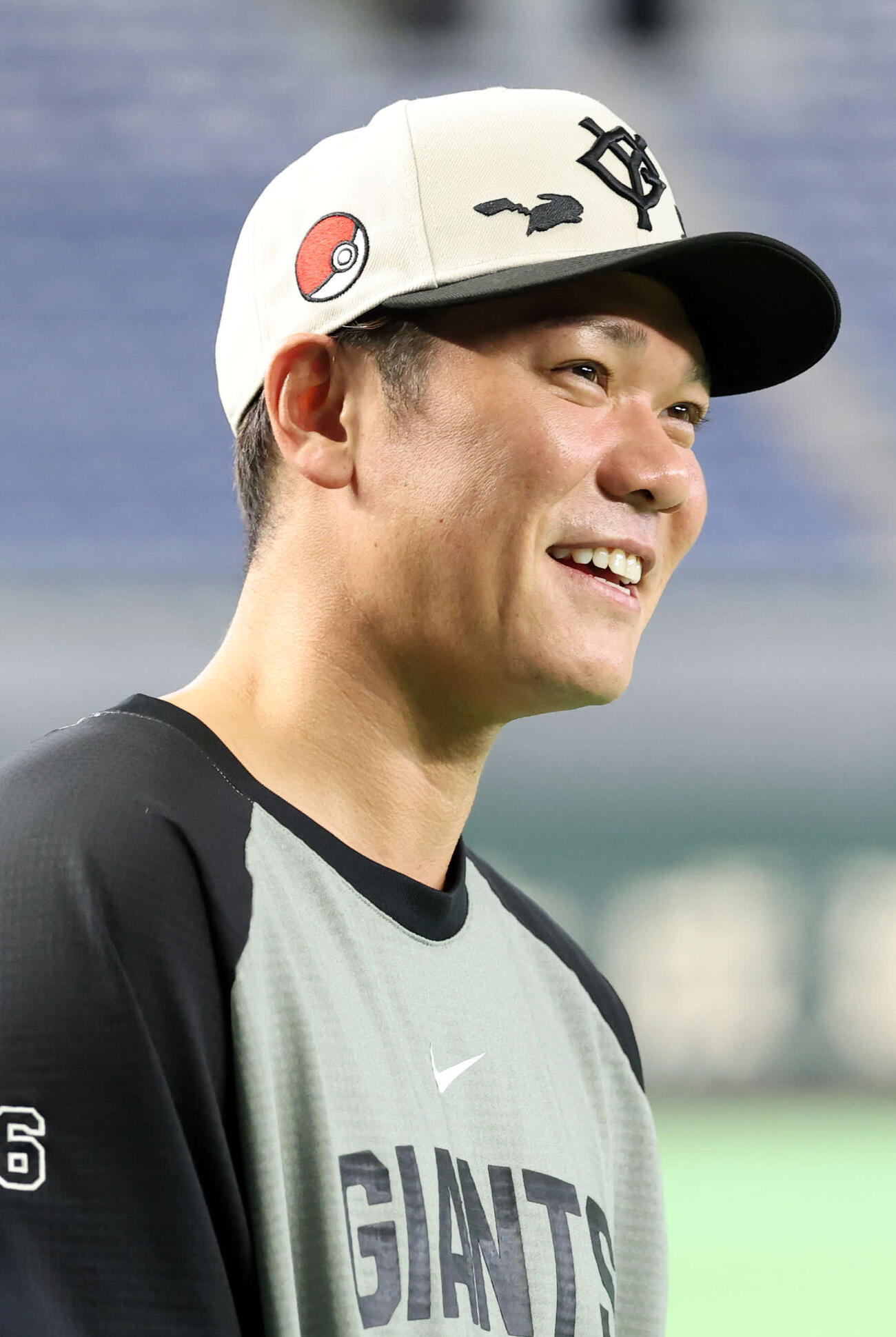 巨人対DeNA　ポケモンコラボキャップをかぶり笑顔の巨人坂本勇（撮影・浅見桂子）