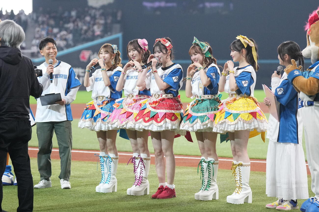 日本ハム対オリックス　ファーストピッチセレモニーに登場した超ときめき♡宣伝部（撮影・井上学）