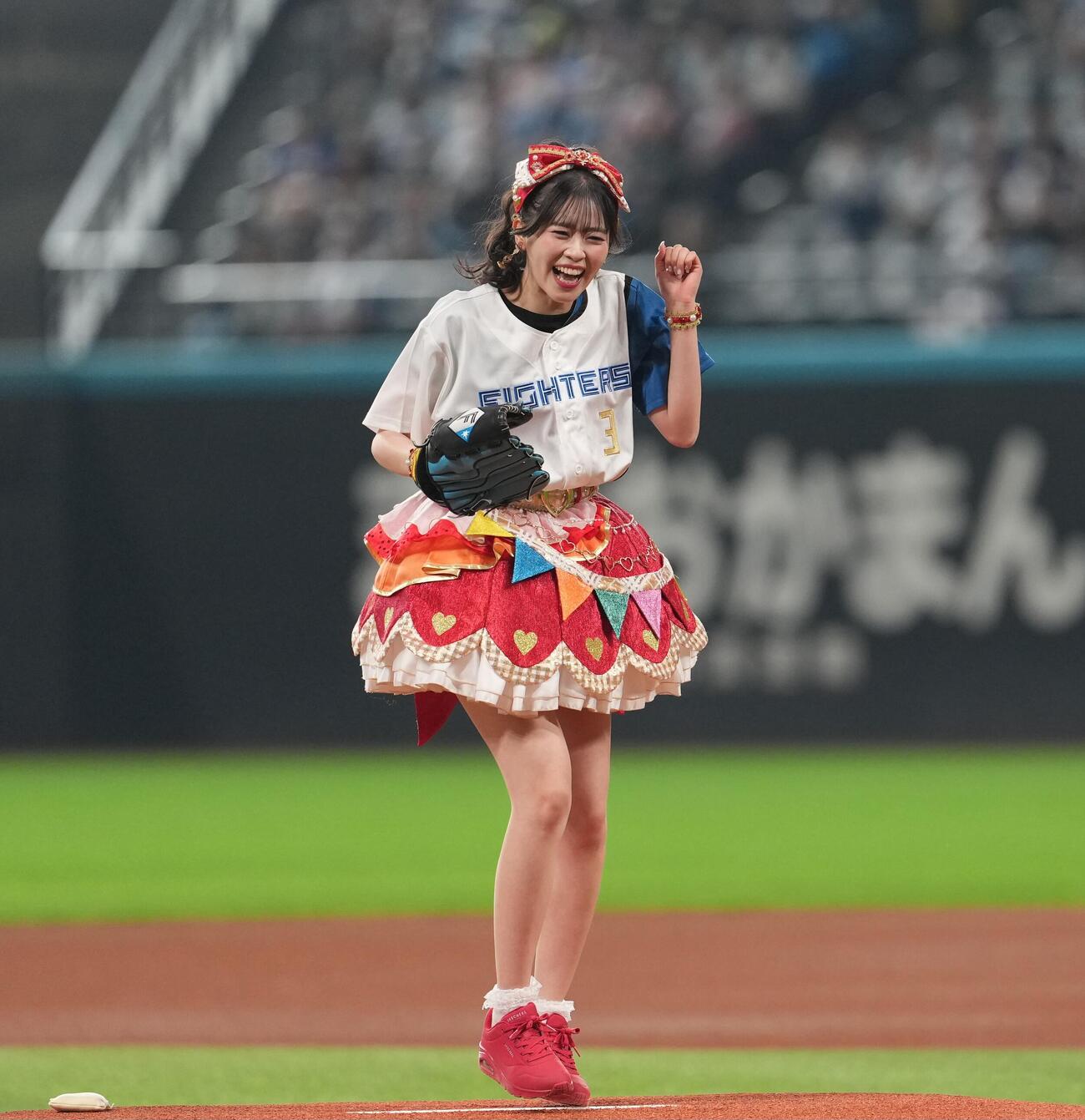日本ハム対オリックス　ファーストピッチセレモニーに登場した超ときめき♡宣伝部（撮影・井上学）