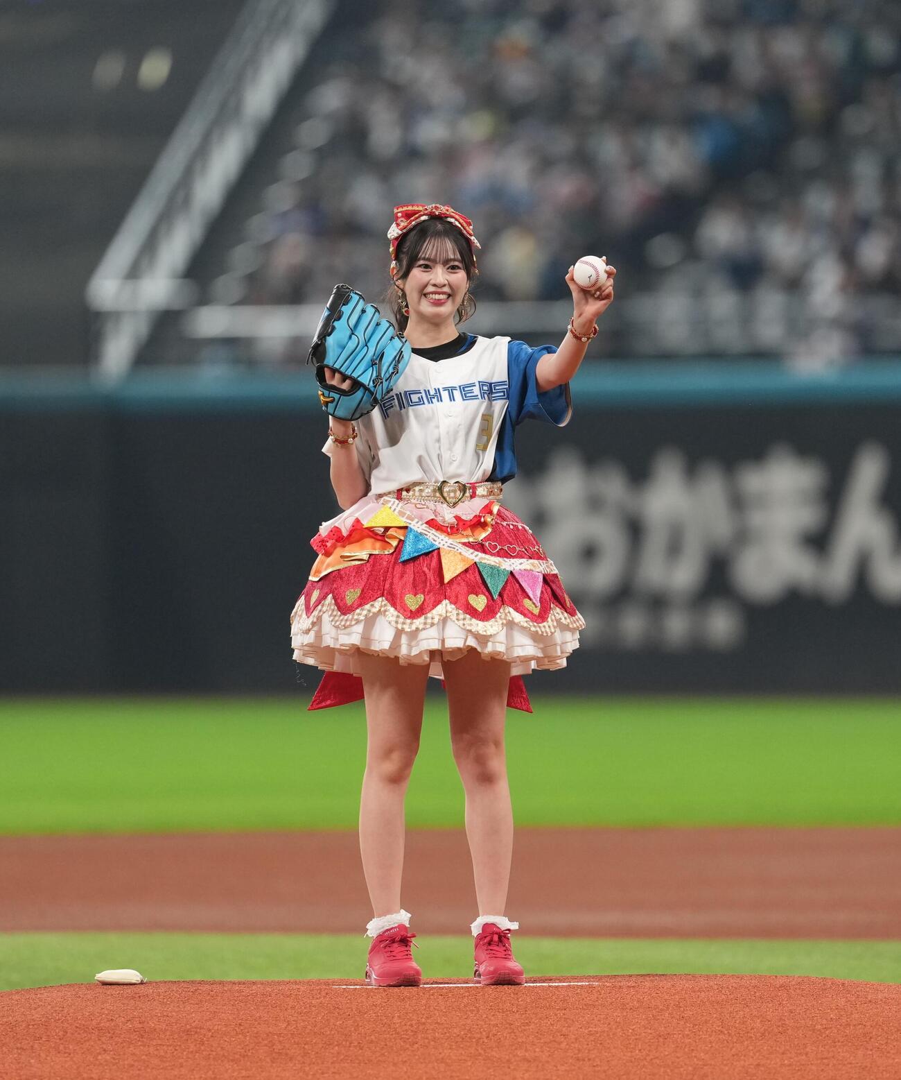 日本ハム対オリックス　ファーストピッチセレモニーに登場した超ときめき♡宣伝部（撮影・井上学）