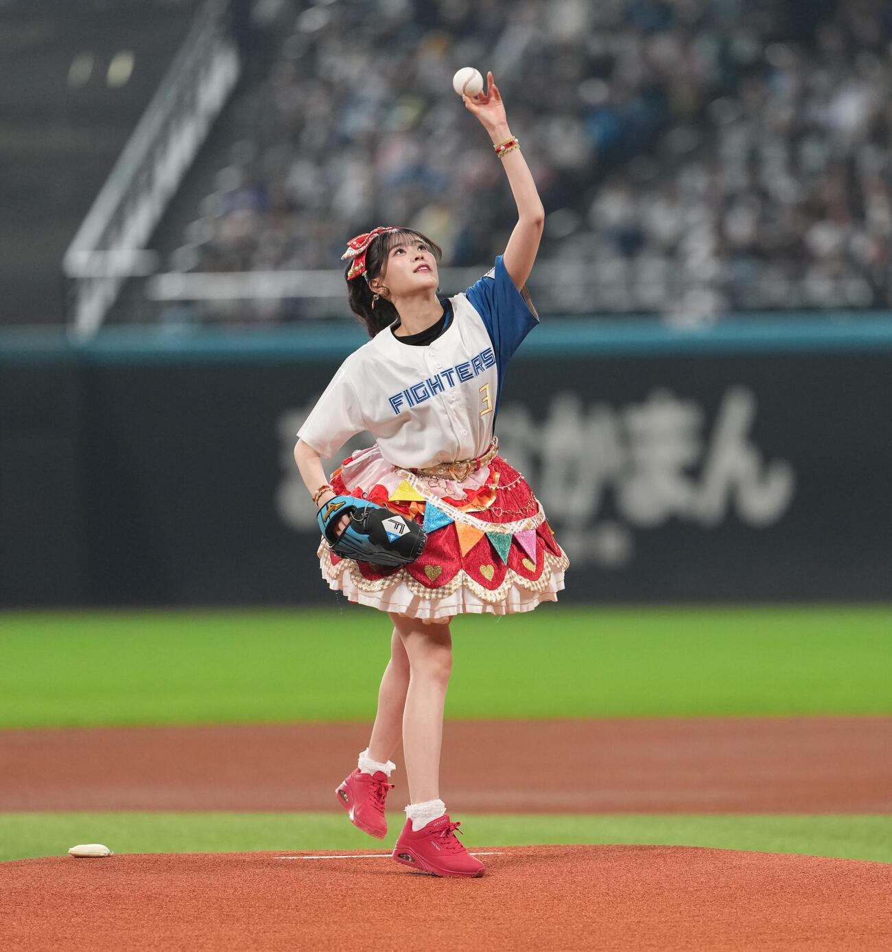 日本ハム対オリックス　ファーストピッチセレモニーに登場した超ときめき♡宣伝部（撮影・井上学）