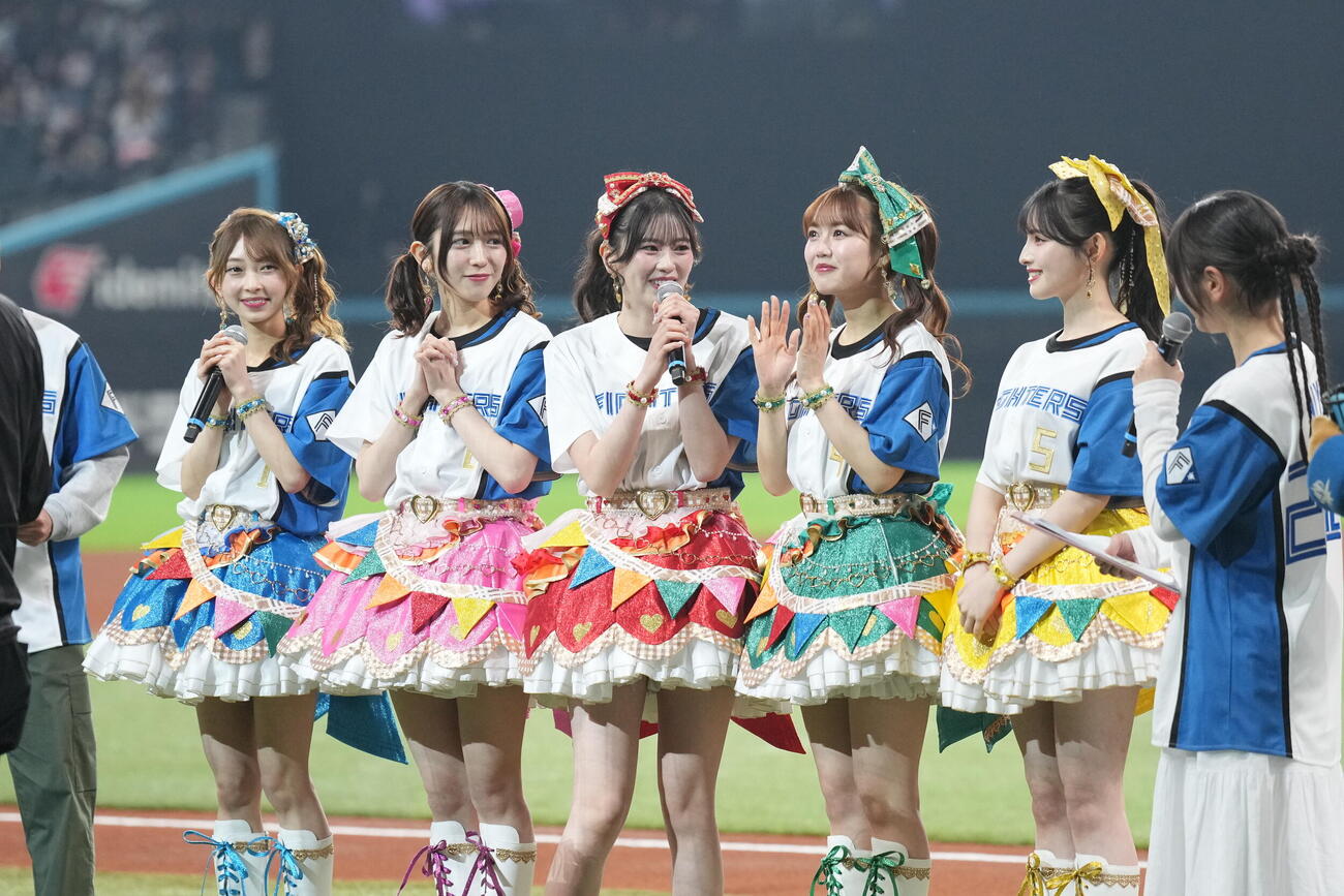 日本ハム対オリックス　ファーストピッチセレモニーに登場した超ときめき♡宣伝部（撮影・井上学）