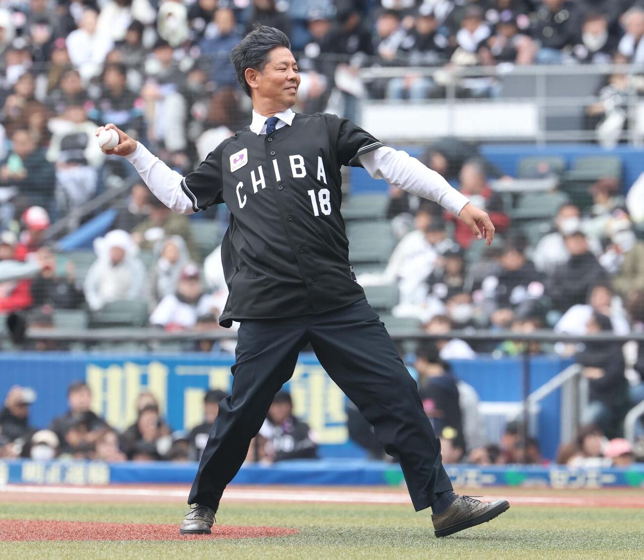 ロッテ対ソフトバンク　始球式を務めた清水直行さん（撮影・黒川智章）