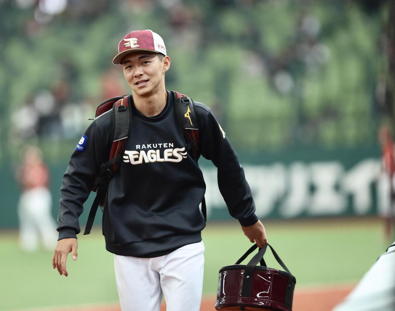 西武対楽天　試合前、笑顔で移動する楽天藤原（撮影・河田真司）