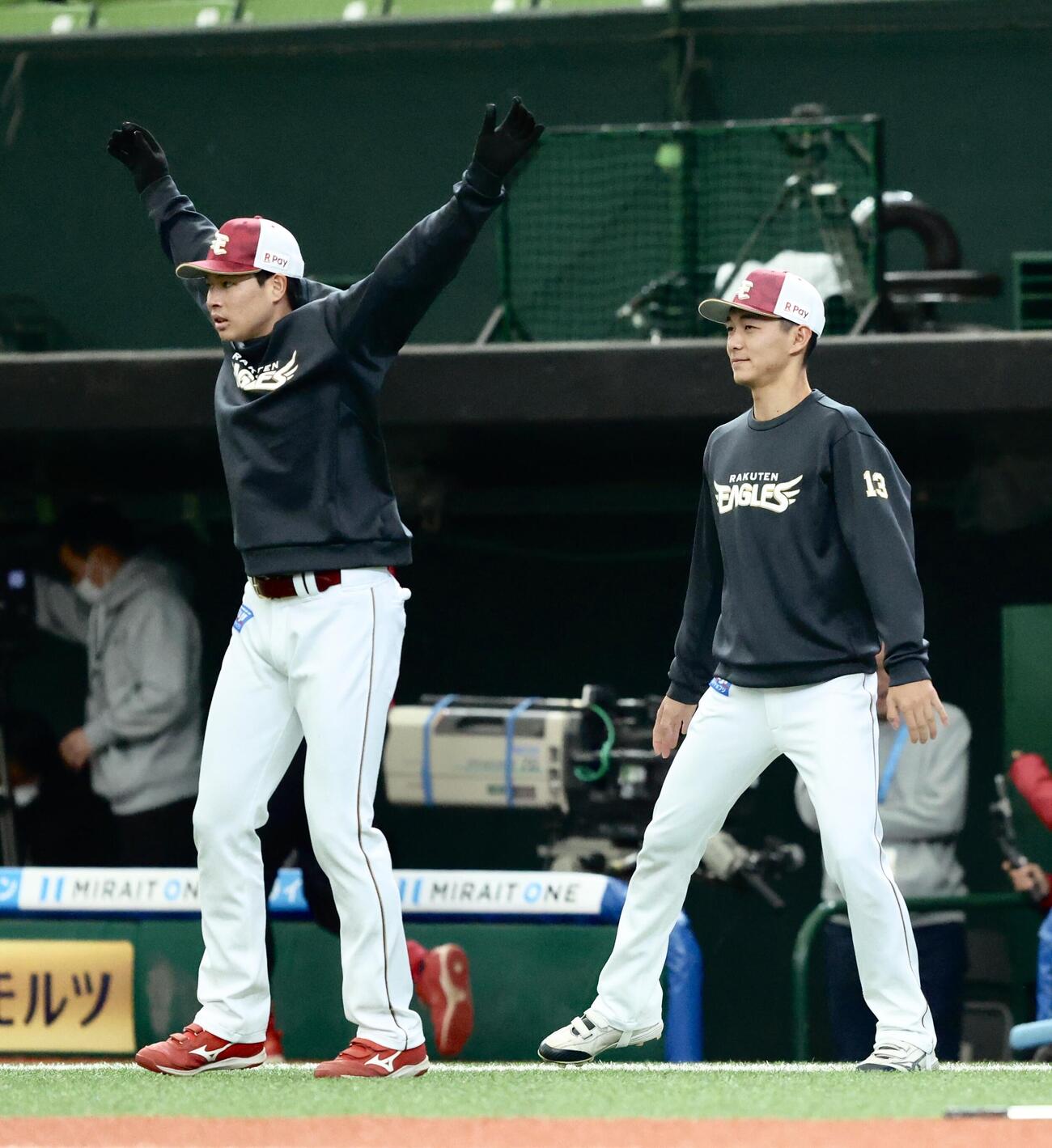 西武対楽天　ウオーミングアップする楽天藤原（右）（撮影・河田真司）