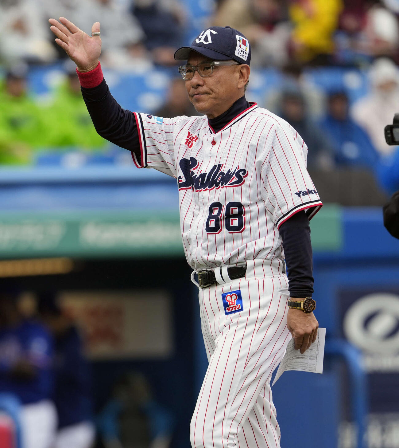ヤクルト対中日　メンバー表交換を終えベンチに戻るヤクルト池山監督（撮影・小島史椰）