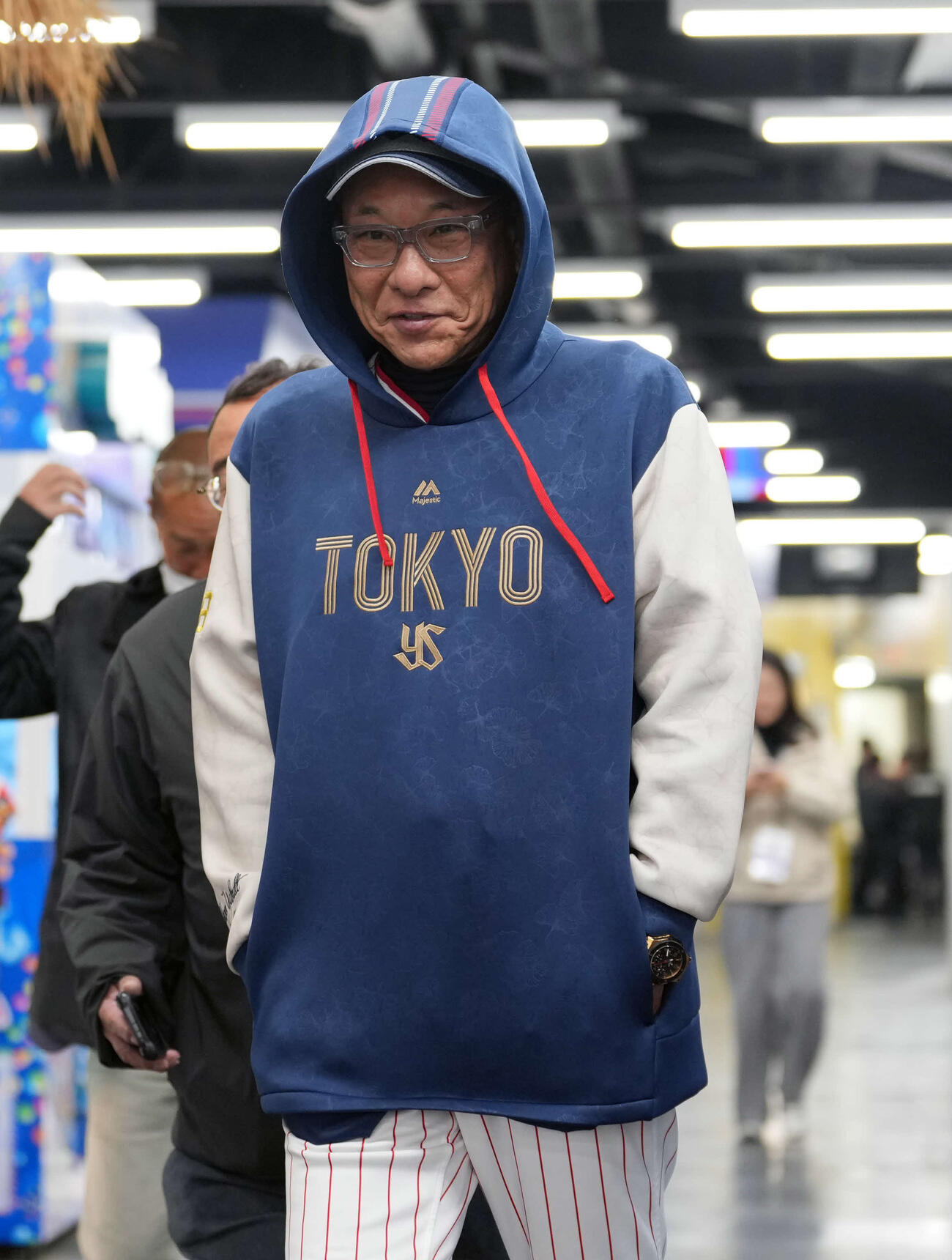 室内練習場に向かうヤクルト池山監督（撮影・小島史椰）