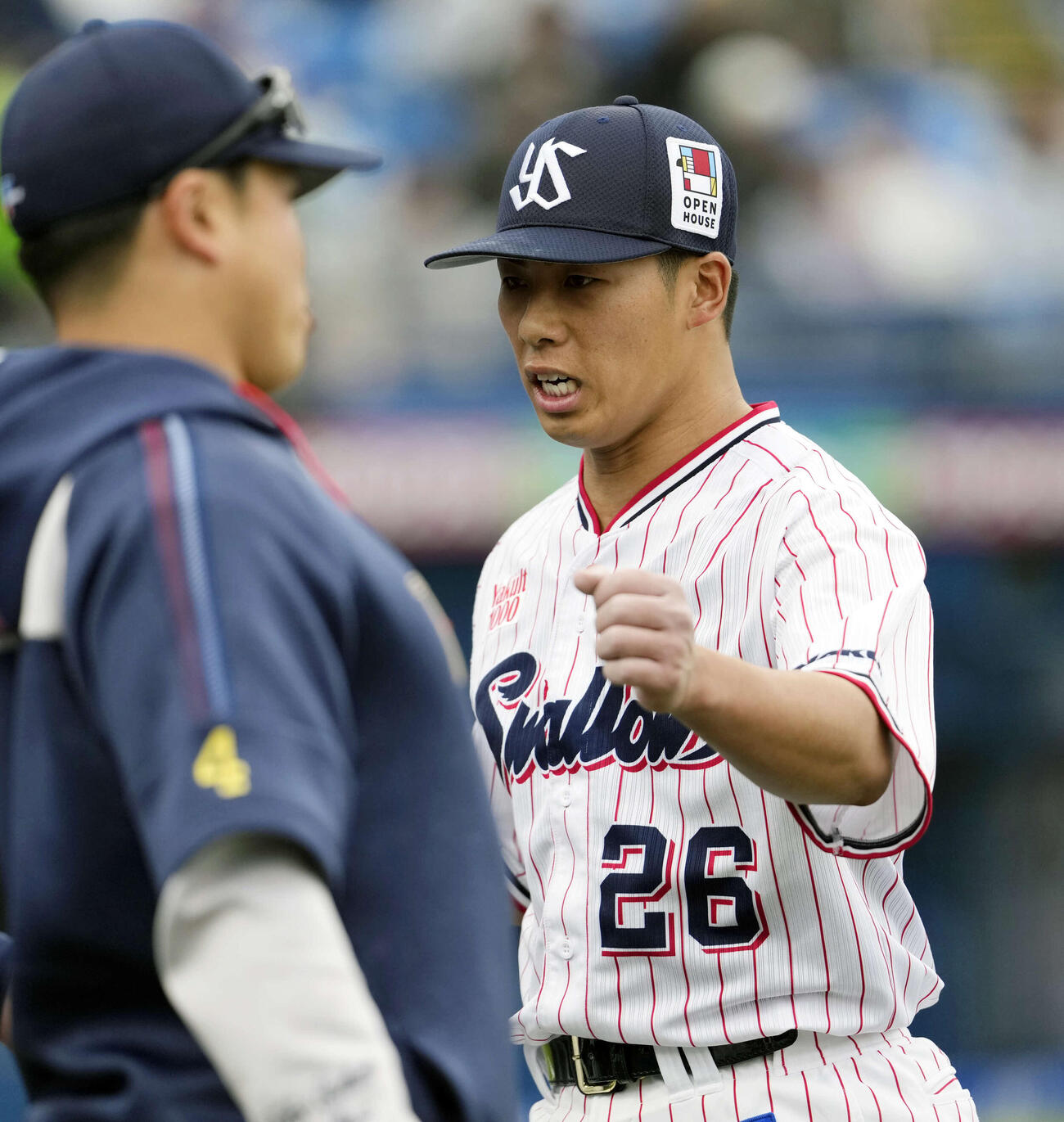 ヤクルト対中日　2回表中日2死、桜井を三振に奪いタッチする山野（撮影・小島史椰）