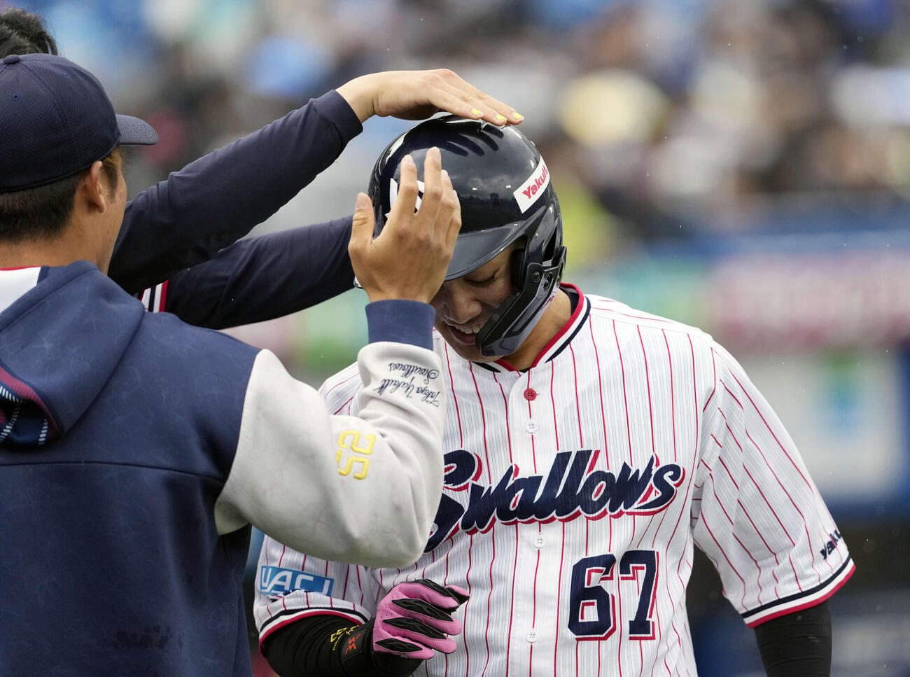 ヤクルト対中日　2回裏ヤクルト1死、ソロ本塁打を放ちナインから祝福される伊藤（撮影・小島史椰）