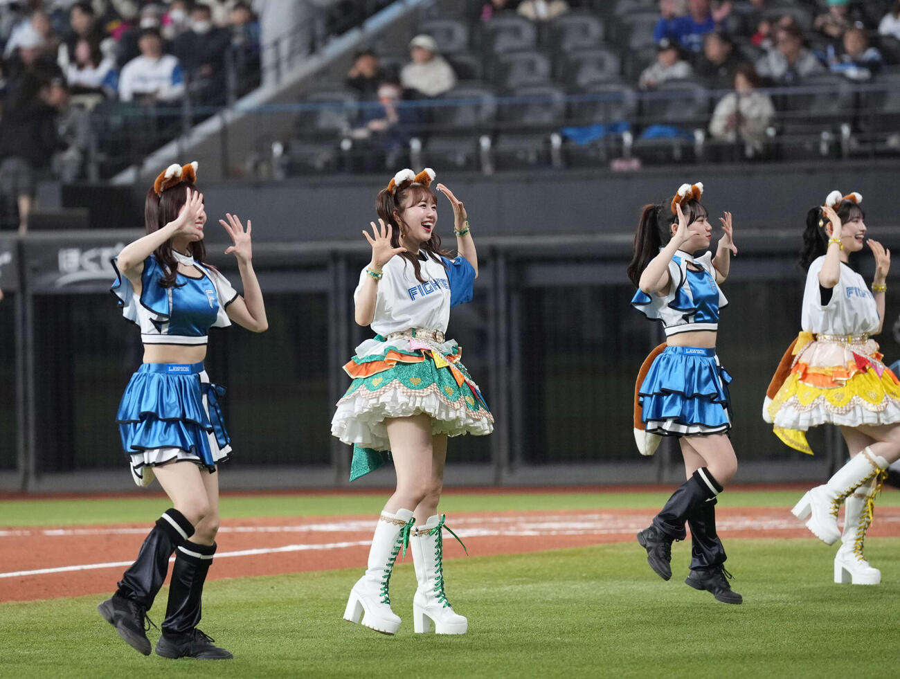 日本ハム対オリックス　きつねダンスを踊る超ときめき♡宣伝部（撮影・井上学）