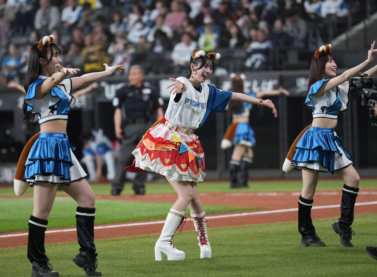 日本ハム対オリックス　きつねダンスを踊る超ときめき♡宣伝部（撮影・井上学）