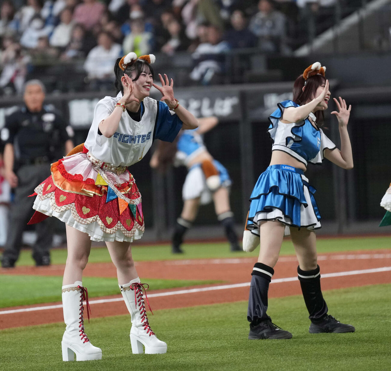 日本ハム対オリックス　きつねダンスを踊る超ときめき♡宣伝部（撮影・井上学）