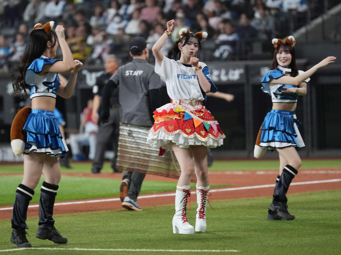 日本ハム対オリックス　きつねダンスを踊る超ときめき♡宣伝部（撮影・井上学）