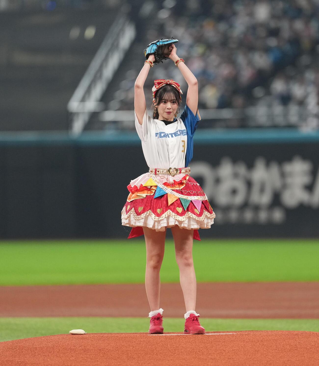 日本ハム対オリックス　ファーストピッチセレモニーに登場した超ときめき♡宣伝部（撮影・井上学）