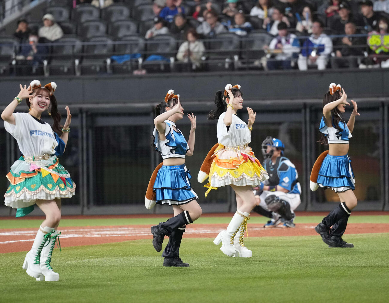 日本ハム対オリックス　きつねダンスを踊る超ときめき♡宣伝部（撮影・井上学）