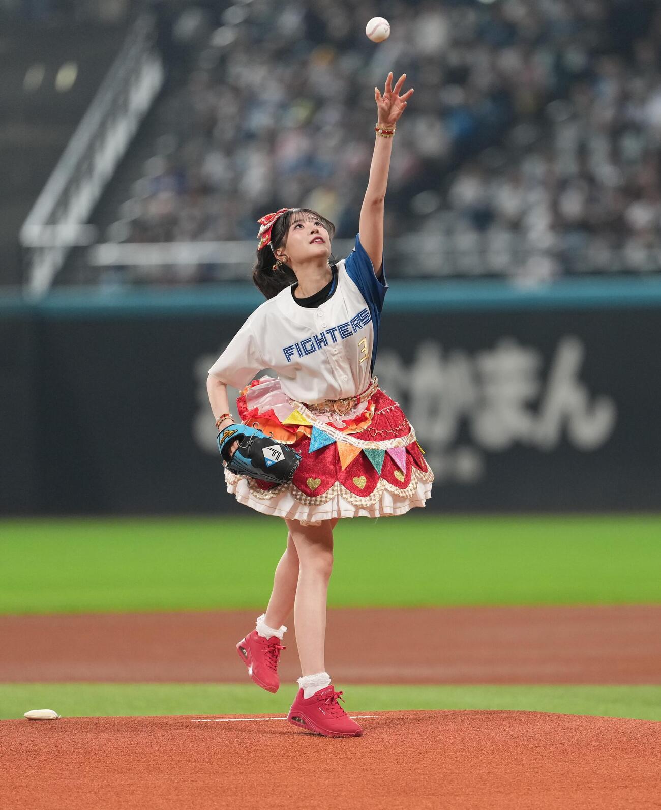 日本ハム対オリックス　ファーストピッチセレモニーに登場した超ときめき♡宣伝部（撮影・井上学）
