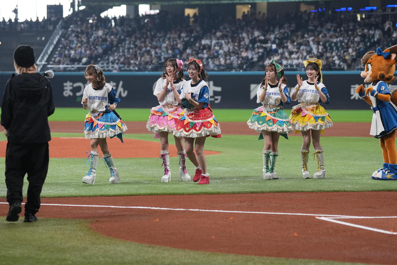 日本ハム対オリックス　ファーストピッチセレモニーに登場した超ときめき♡宣伝部（撮影・井上学）