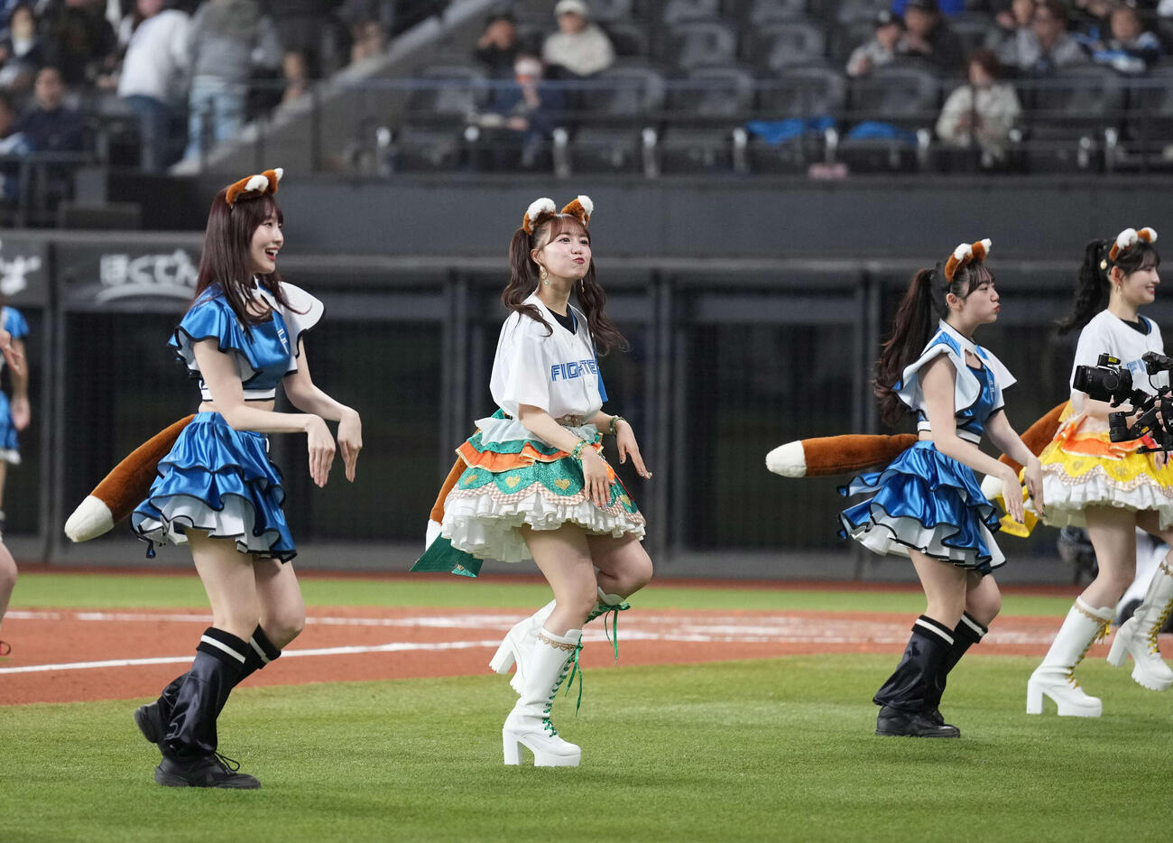 日本ハム対オリックス　きつねダンスを踊る超ときめき♡宣伝部（撮影・井上学）