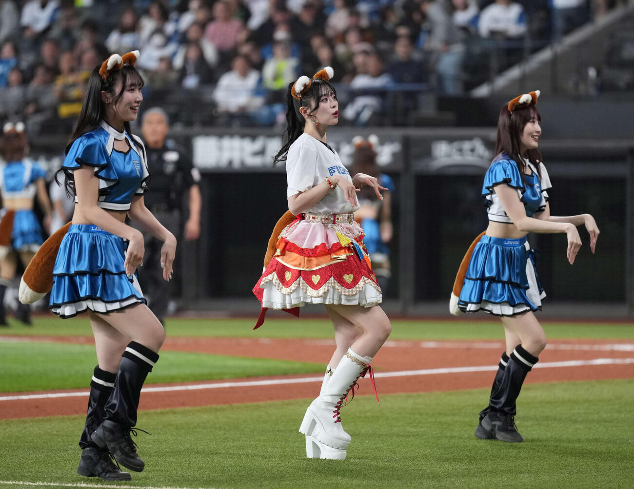 日本ハム対オリックス　きつねダンスを踊る超ときめき♡宣伝部（撮影・井上学）
