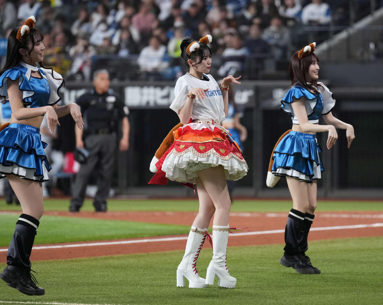 日本ハム対オリックス　きつねダンスを踊る超ときめき♡宣伝部（撮影・井上学）