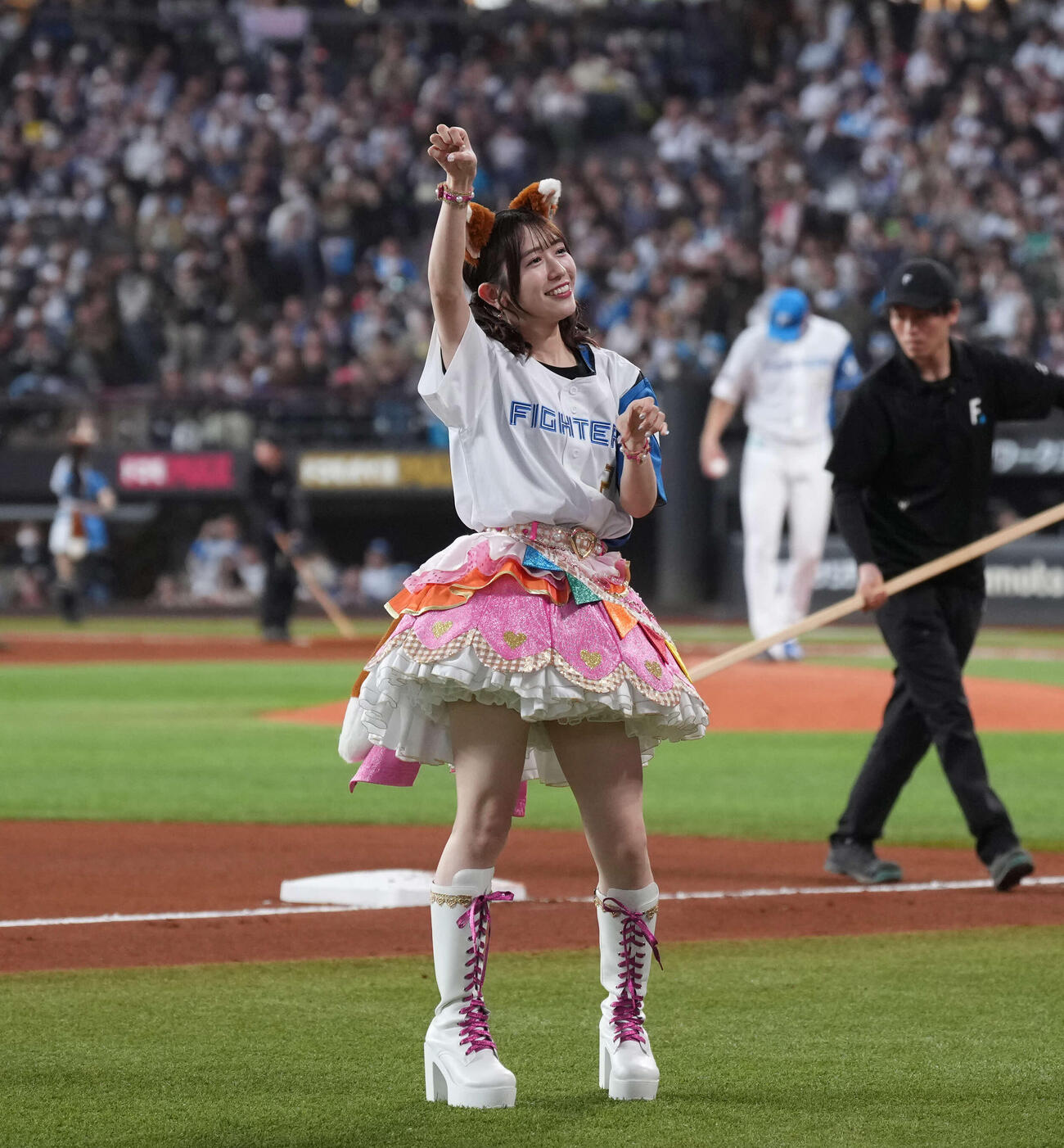 日本ハム対オリックス　きつねダンスを踊る超ときめき♡宣伝部（撮影・井上学）