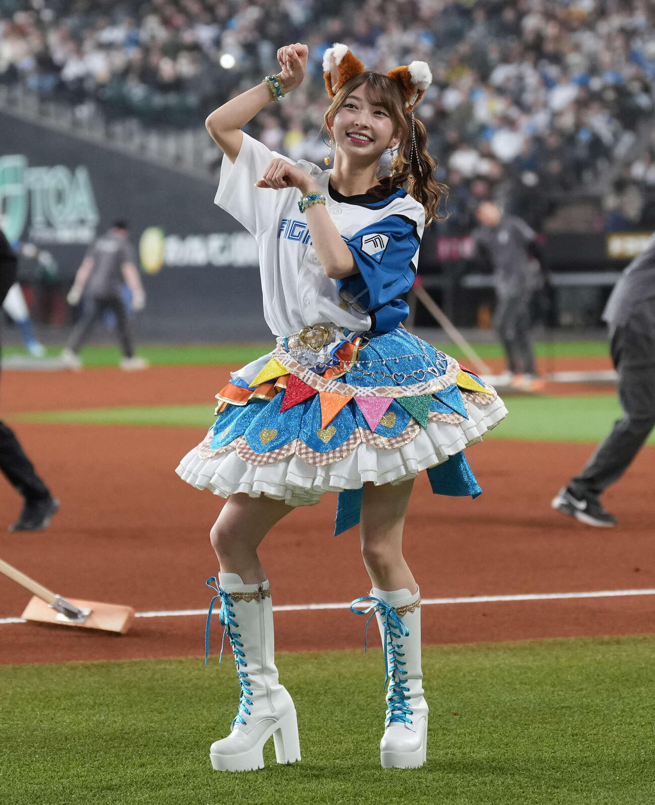 日本ハム対オリックス　きつねダンスを踊る超ときめき♡宣伝部（撮影・井上学）