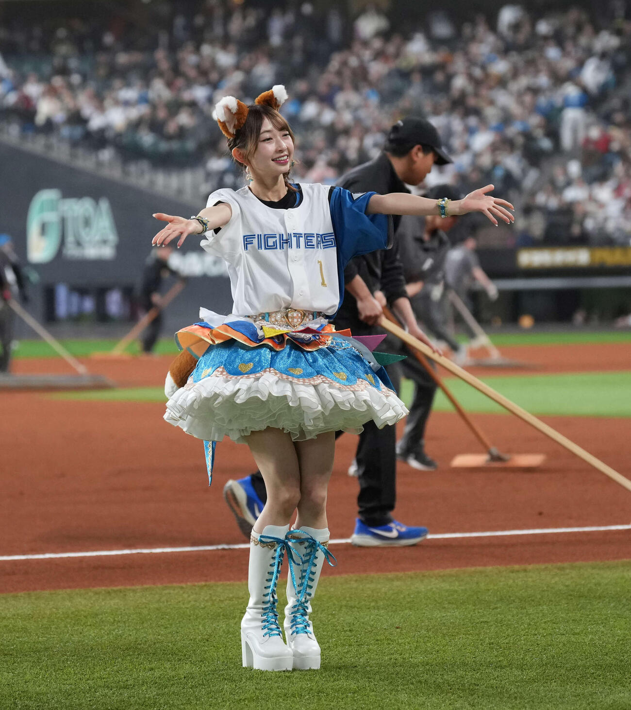 日本ハム対オリックス　きつねダンスを踊る超ときめき♡宣伝部（撮影・井上学）