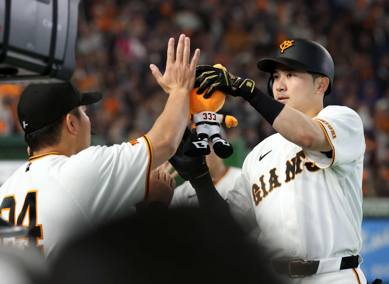 巨人対DeNA 3回裏巨人1死二塁、2点本塁打を放った泉口はナインとハイタッチ（撮影・浅見桂子）