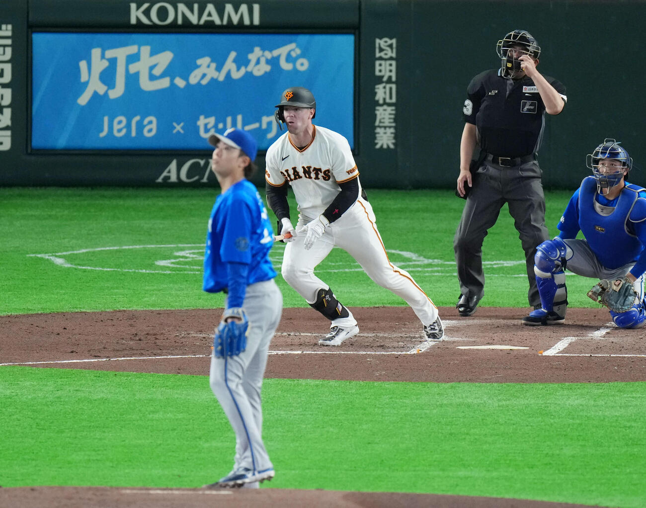 巨人対DeNA 1回裏巨人1死、二塁打を放つキャベッジ。投手は入江（撮影・増田悦実）