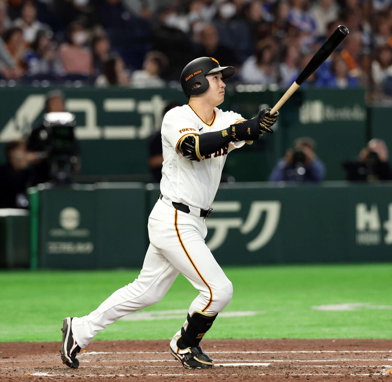 巨人対DeNA 3回裏巨人1死二塁、2点本塁打を放つ泉口（撮影・浅見桂子）